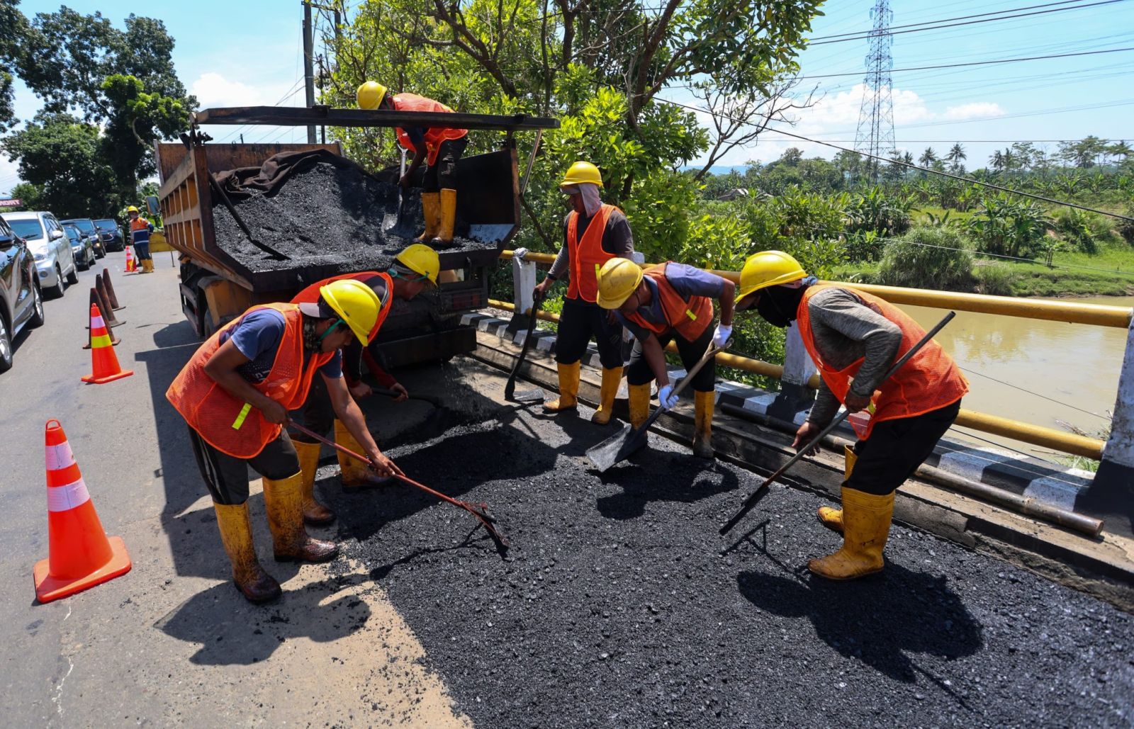 The Shine of Welding That Adorns Cilacap's Roads